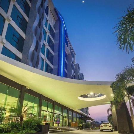Alvarez Hotel Buriram Exterior photo