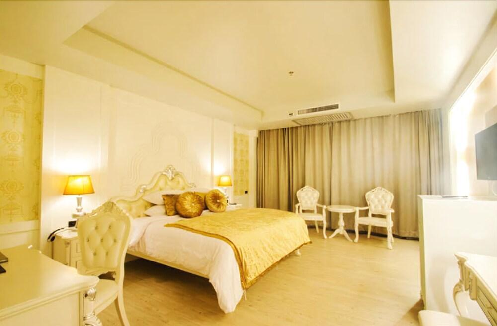 Alvarez Hotel Buriram Exterior photo