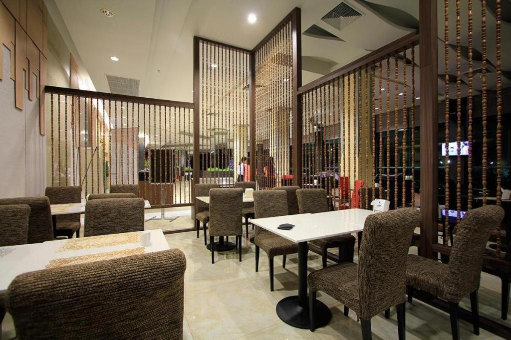 Alvarez Hotel Buriram Exterior photo