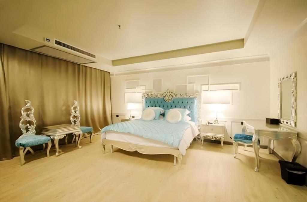 Alvarez Hotel Buriram Exterior photo