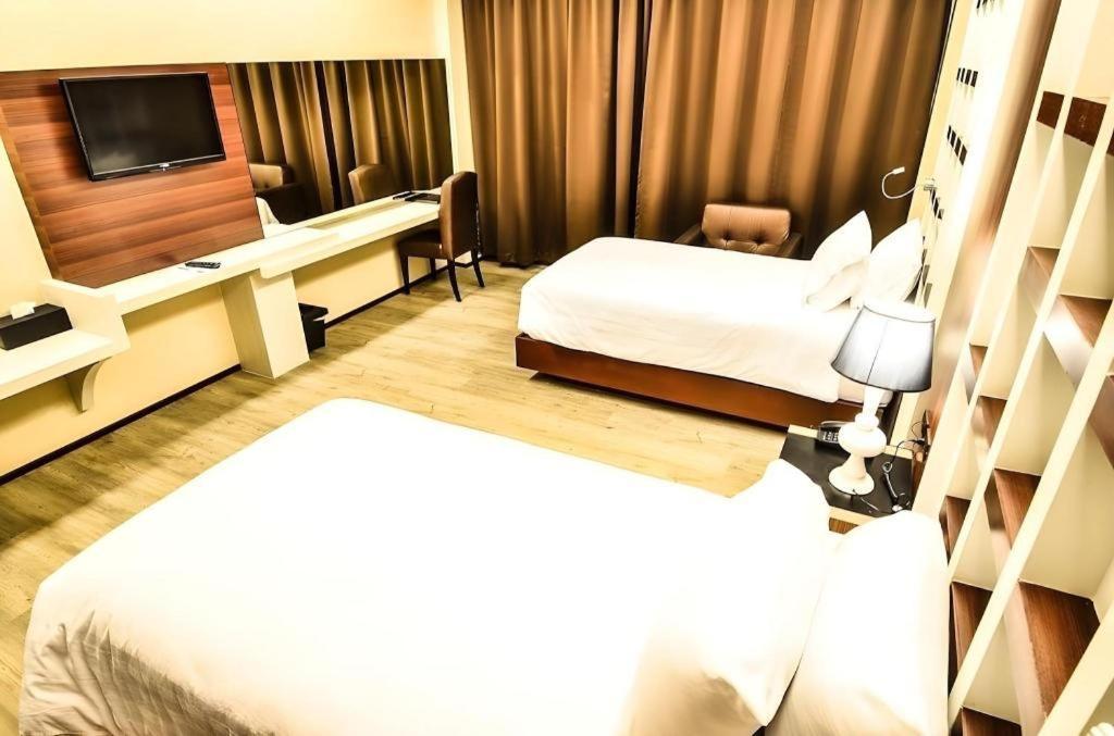 Alvarez Hotel Buriram Exterior photo