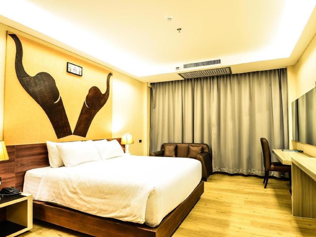 Alvarez Hotel Buriram Exterior photo