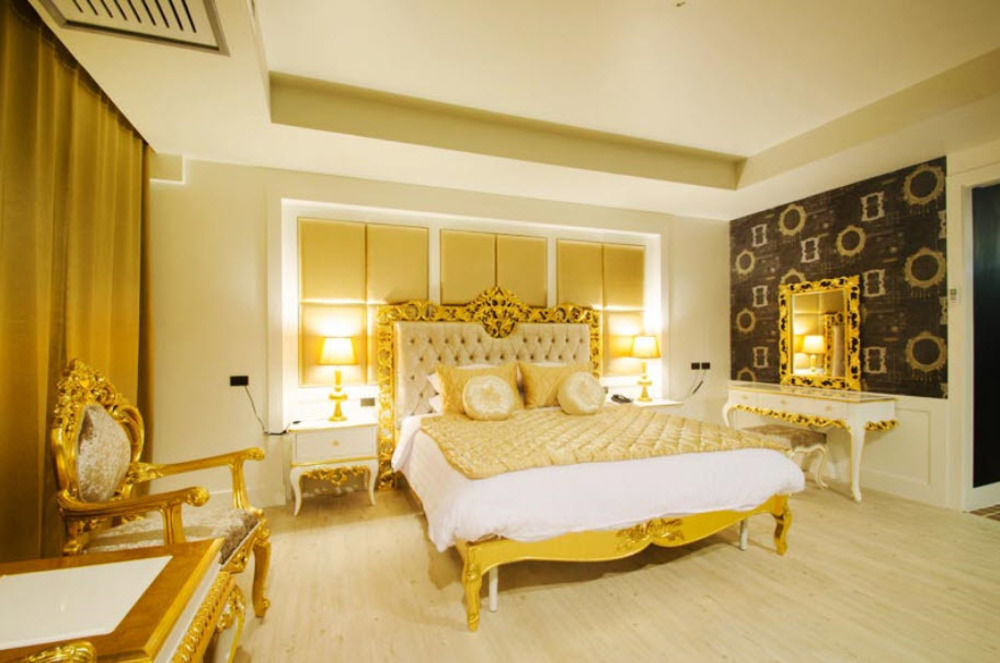 Alvarez Hotel Buriram Exterior photo