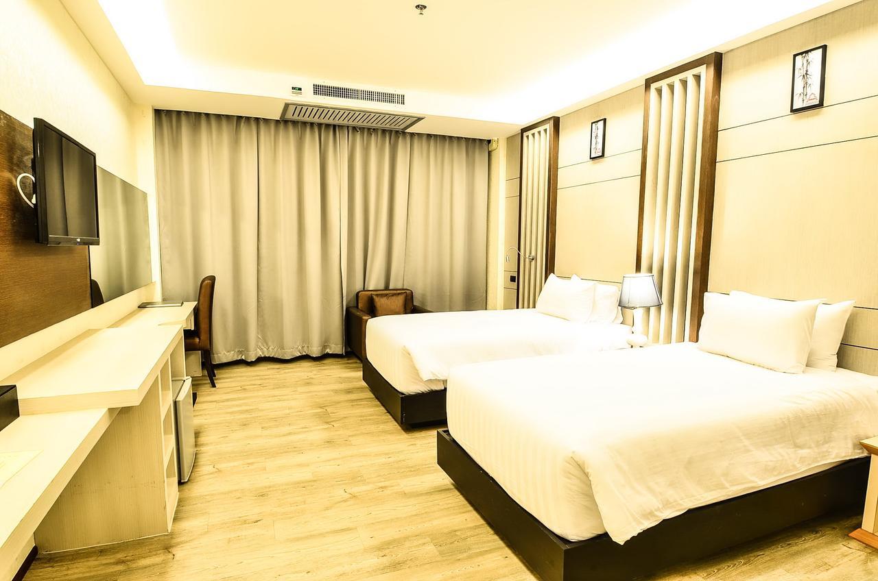 Alvarez Hotel Buriram Exterior photo