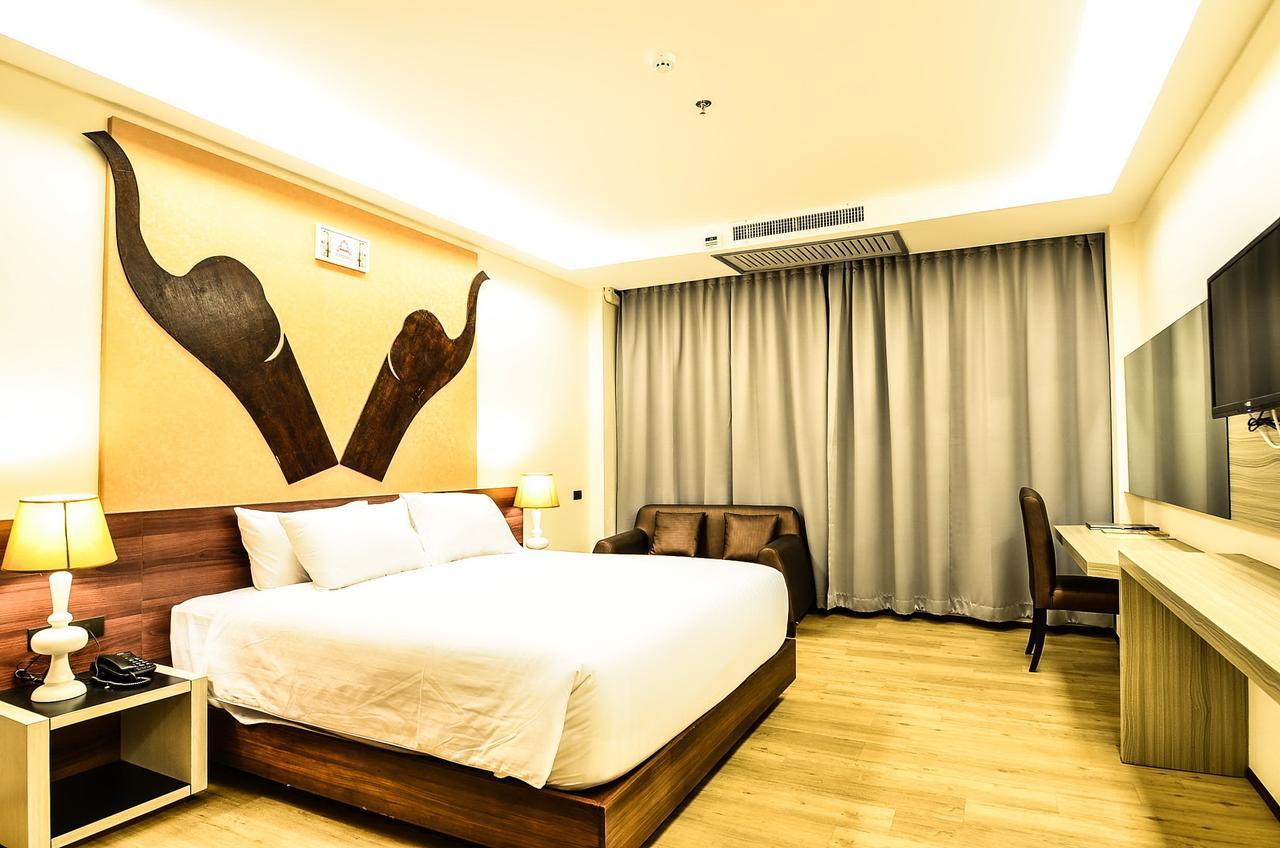 Alvarez Hotel Buriram Exterior photo