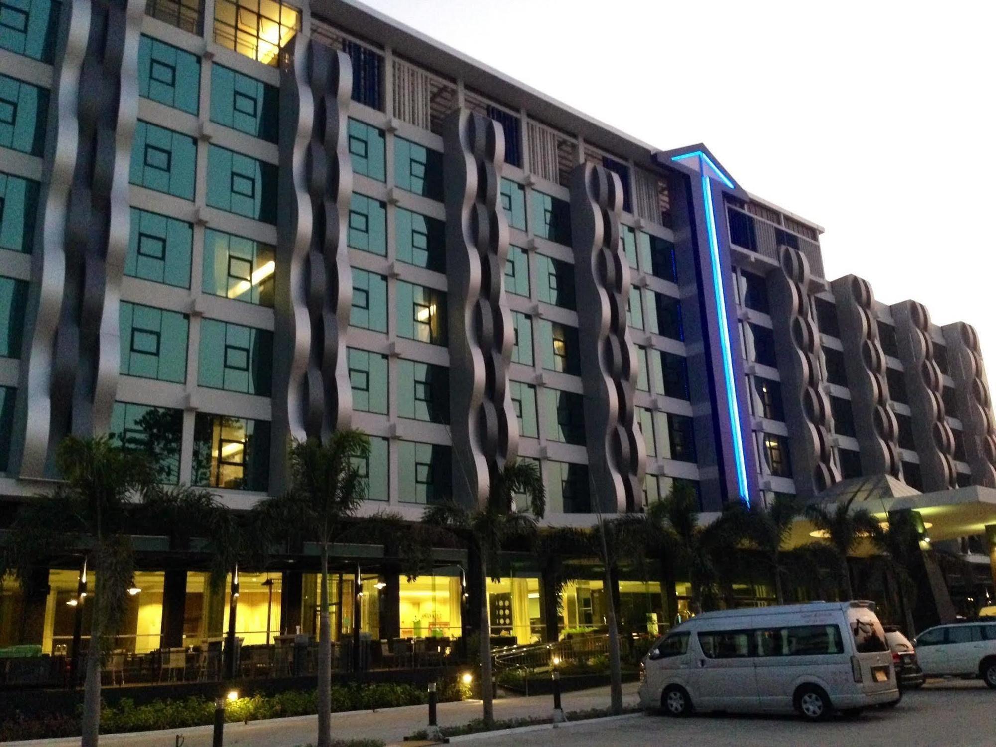 Alvarez Hotel Buriram Exterior photo